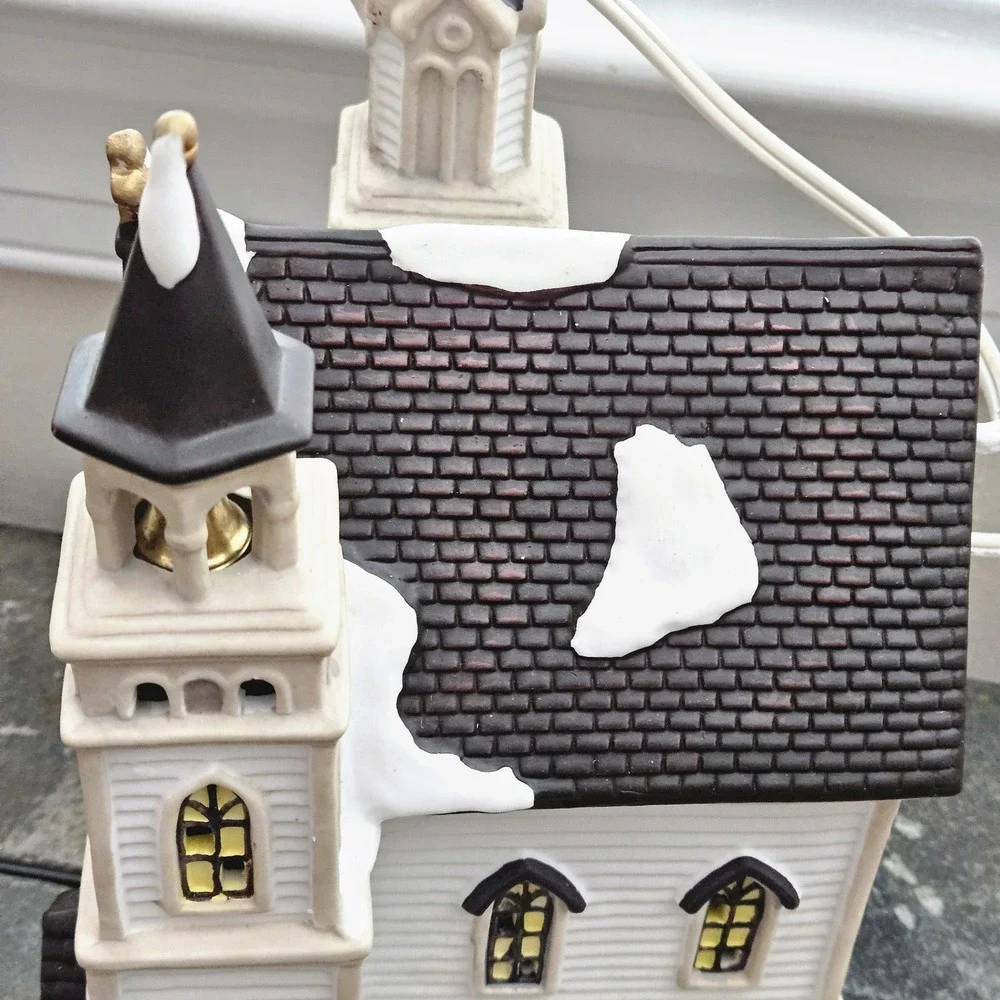 Carole Towne Owen Chapel 2002 •Lighted Church w/ Cord • Lemax Manufactured • Box
